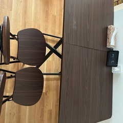 ダイニングテーブル、イスの画像