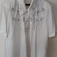 花刺繍ブラウス2着　13号半袖の画像