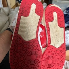 adidas FORUM MID（アディダス フォーラム ミッド）」型番G19484で、ホワイトとレッドのハイカットスニーカーですの画像