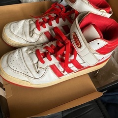 adidas FORUM MID（アディダス フォーラム ミッド）」型番G19484で、ホワイトとレッドのハイカットスニーカーですの画像