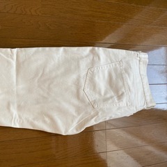 H&M白ジーンズの画像