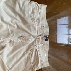 H&M白ジーンズの画像