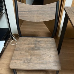 机と椅子2脚の画像