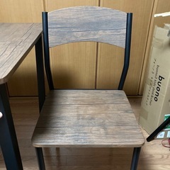 机と椅子2脚の画像