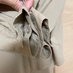 ノーカラー　バンドカラー　長袖シャツ　ベージュＭの画像