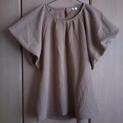 ベージュのトップスの画像