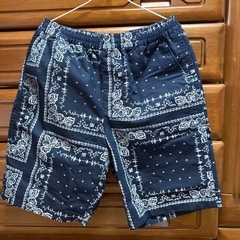 GU×undercoverコラボ「オープンカラーシャツとハーフパンツのセットアップ」の画像