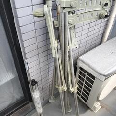 突っ張り物干しハンガーラックの画像