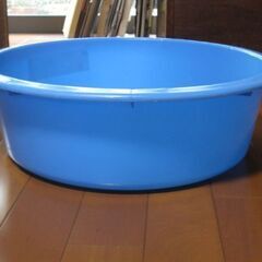 プラスチィック製の大きなタライの画像