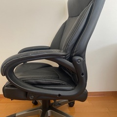 黒デスクチェアの画像