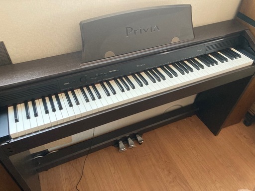 電子ピアノ　Privia