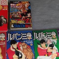 本、マンガ、習字の筆、絵具の筆、色鉛筆、クーピーの画像