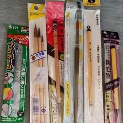 本、マンガ、習字の筆、絵具の筆、色鉛筆、クーピーの画像