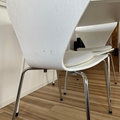 9/9まで 【美品】ダイニングテーブル+イス2脚(クッション2つ付き) の画像