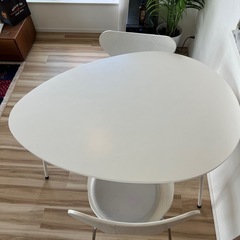 9/9まで 【美品】ダイニングテーブル+イス2脚(クッション2つ付き) の画像