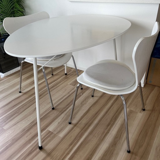 【美品】ダイニングテーブル+イス2脚(クッション2つ付き)