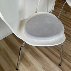 9/9まで 【美品】ダイニングテーブル+イス2脚(クッション2つ付き) の画像