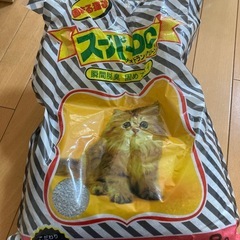 猫のえさと猫砂の画像