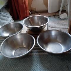 ステンレスのボール4個（中古）の画像