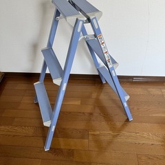 軽量脚立の画像