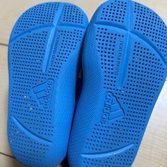 adidas キッズサンダルの画像