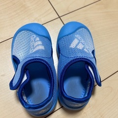 adidas キッズサンダルの画像