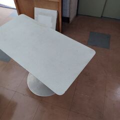 カフェテーブルの画像