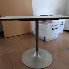 カフェテーブルの画像