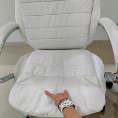 NITORI・キャスター付　牛革ワークチェアー🦼の画像