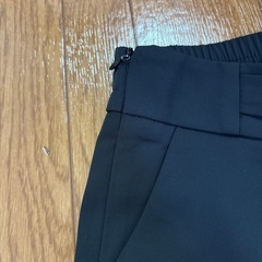黒　ズボンの画像