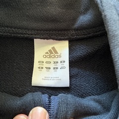 150サイズ　アディダスadidas  紺色パーカーの画像