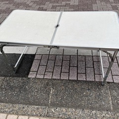 折り畳みテーブルの画像