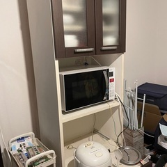 冷蔵庫171lと食器棚の画像