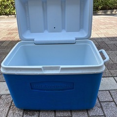 Rubbermaid クーラーボックスL（ブルー）の画像