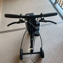 kneeroverニースクーター膝用歩行器（小さなポーチ付き）