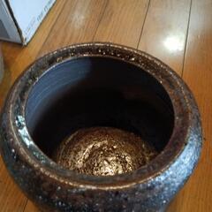 陶器の入れ物の画像