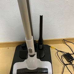 Amazonベーシック 掃除機 コードレス スティック掃除機 サイクロン 自走式 パワーヘッド スタンド付きごみすてラインまで0.4L / 最大容量0.7Lホワイトの画像