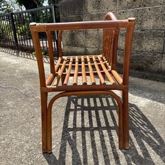 ラタン風ミニテーブル付きチェアの画像