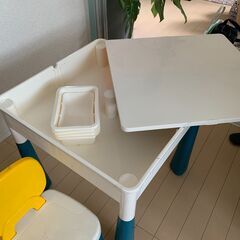 幼児用デスク、椅子セットの画像