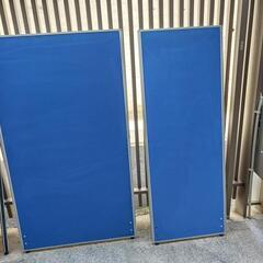 鮮やかなブルーのパーティションの画像