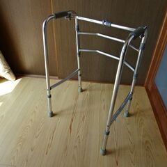 程度良好■アルミ歩行器■２年使用■軽くて高さ調整可能■即お渡しできます。の画像