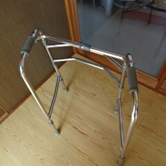 程度良好■アルミ歩行器■２年使用■軽くて高さ調整可能■即お渡しできます。の画像