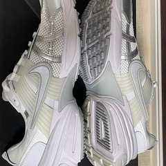 ナイキ ウィメンズ V2K ラン メタリックシルバー ホワイト 27.0 限定品の画像