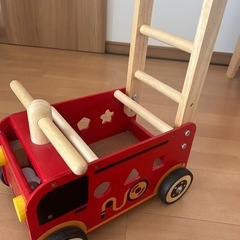 消防車　木製　定価13,200円　
乗用玩具の画像