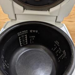（ジャンク品）炊飯器、ポータブルガスヒーターの画像