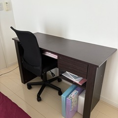 デスクとイスの画像