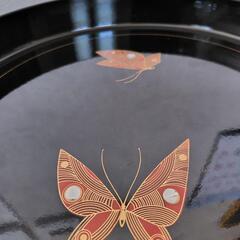 お盆　黒塗り　蝶の模様の画像