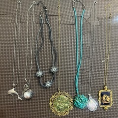 アクセサリーまとめ売りでも単品でもメッセージください！ネックレスブローチ髪留めブレスレット、服につけるピンなどの画像