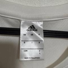 adidasのスポーツウェアの画像