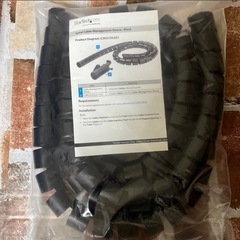 StarTech.com ケーブルまとめ スパイラルチューブ 2.5m 直径45mm ケーブル挿入具付属 CMSCOILED4 黒 ブラック 配線隠し 配線カバーの画像